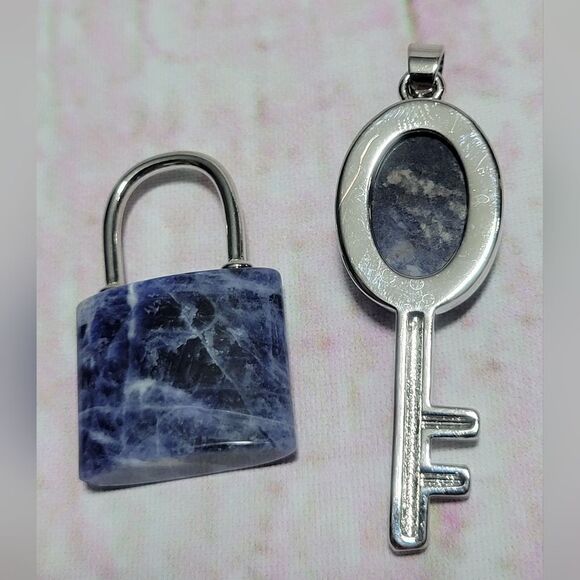 Blue Sodalite Lock and Key Pendant - Picture 8 of 16